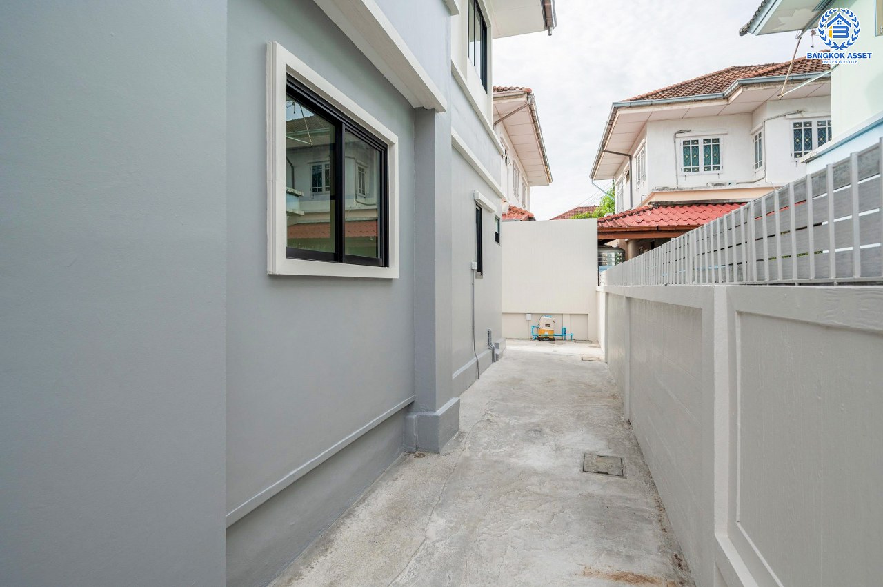 บ้านมือสองตกแต่งใหม่ โครงการ วรารมย์ เพชรเกษม81 แบรนด์ Q.House รองรับทุกความสุขใกล้ส่วนกลาง เนื้อที่ 64.1 ตร.ว. ฟังก์ชัน 4 ห้องนอน 3 ห้องน้ำ 1 ห้องอเนกประสงค์ จอดรถได้ 2 คัน บนทำเลใกล้ The Mall บางแค และเชื่อมต่อ ถนนกาญจนาฯ ถนนบางบอน และถนนพุทธมณฑลสาย4